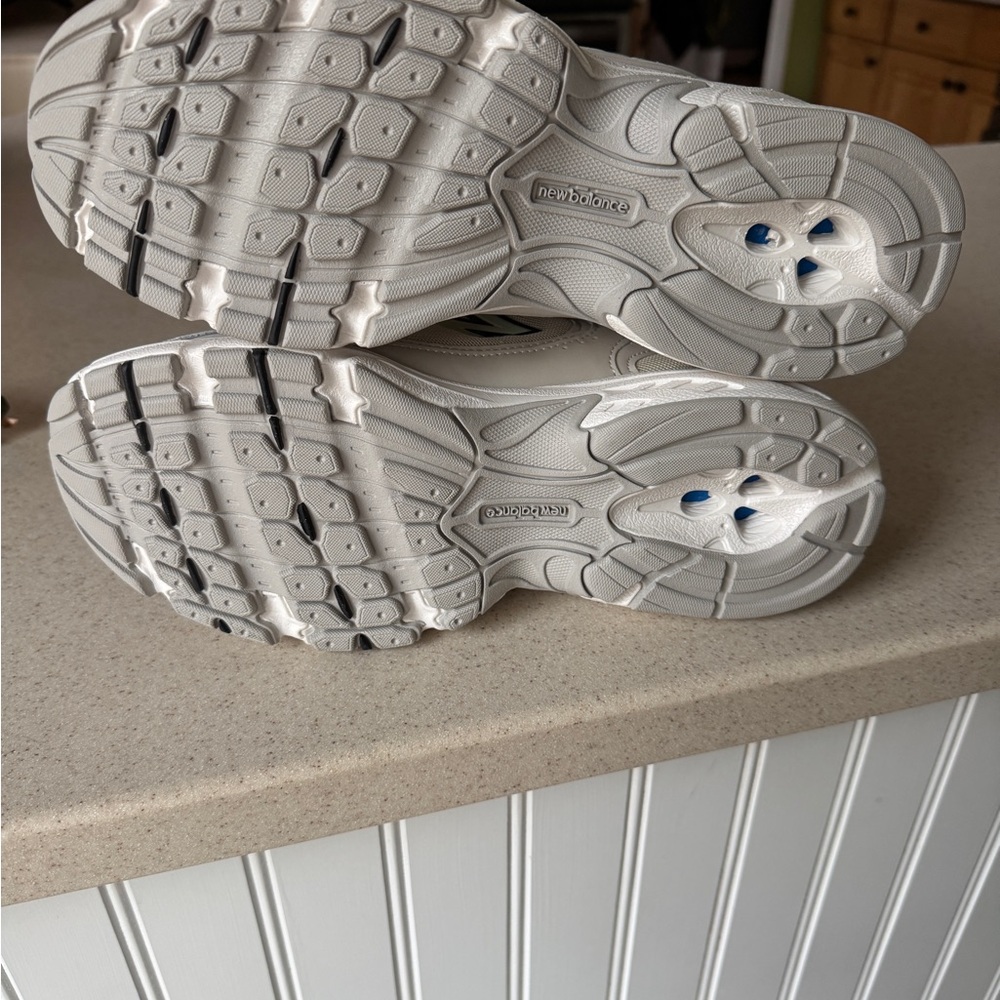 New Balance 230 Men’s 9.5 Moonbeam - Picture 3 of 4